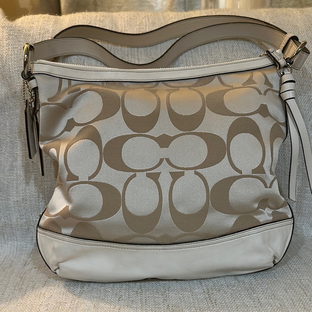 Coach Bag. (PRICE IS FIRM) - Picture 3 of 13